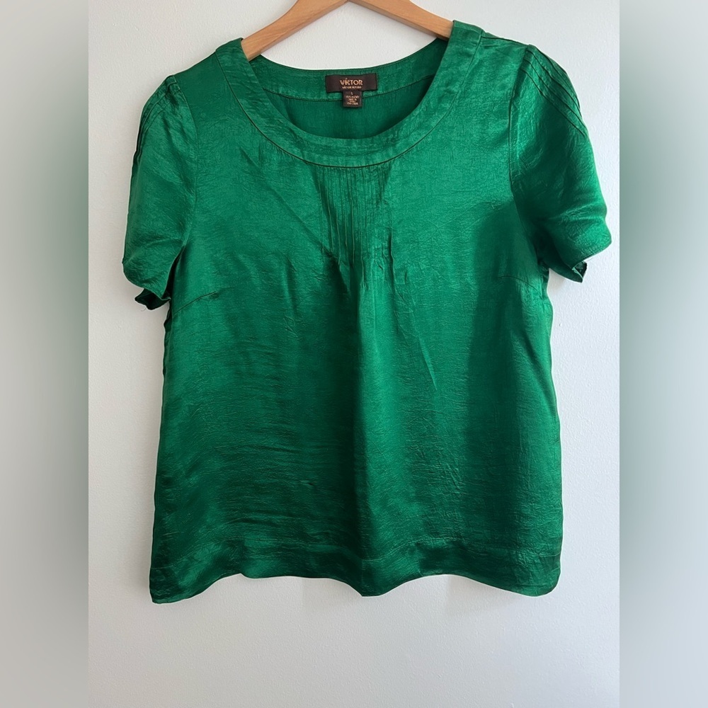 Victor Alfaro green blouse short sleeves round neck, pleats on the chest, size M